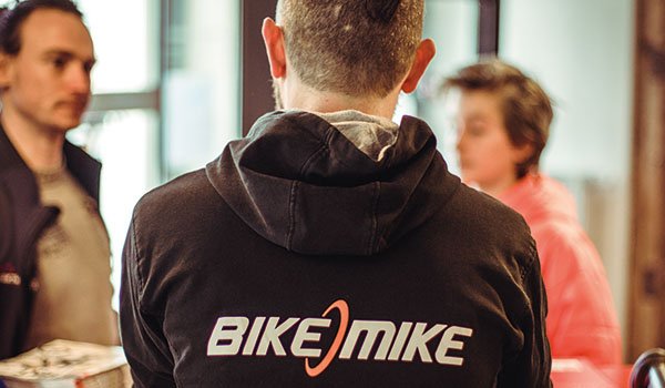 Freundlicher Service bei Bike Mike - Kundenberatung im Geschäft